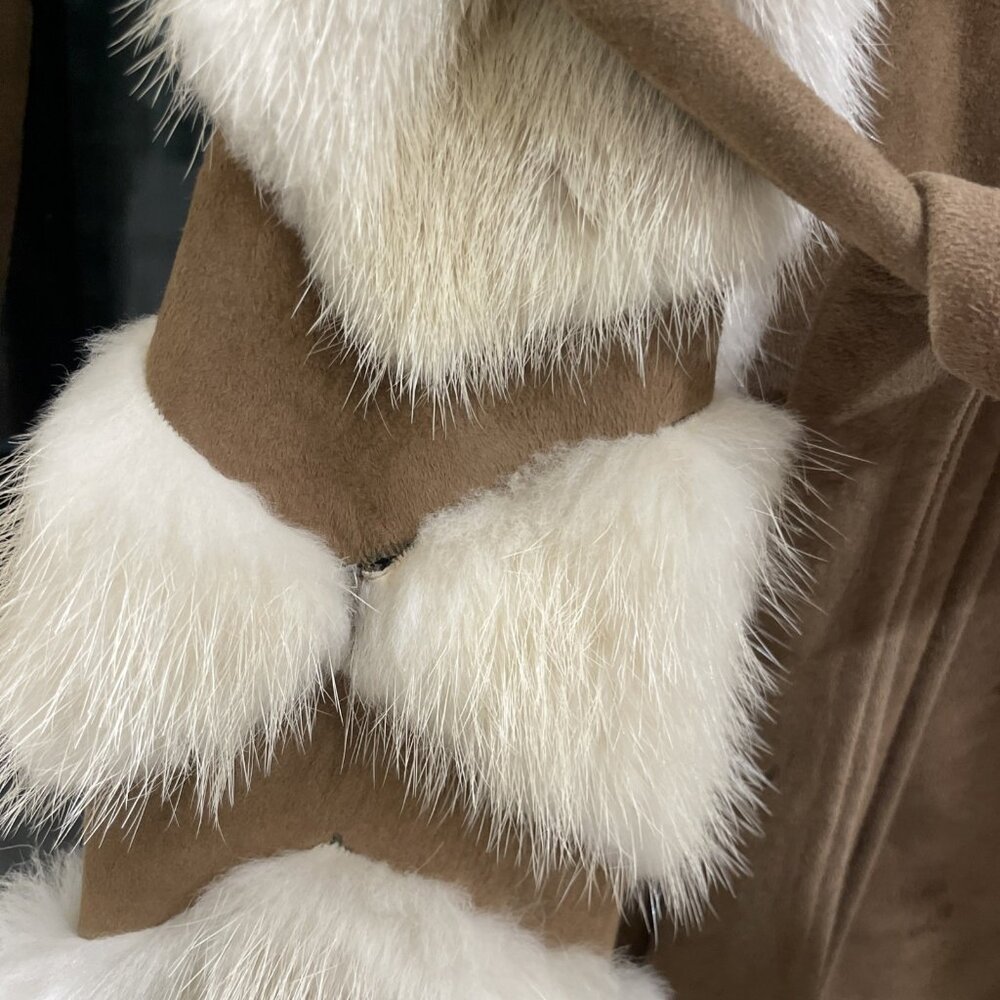 Luxurious Fur-Trimmed Coat - Picture 5 of 12